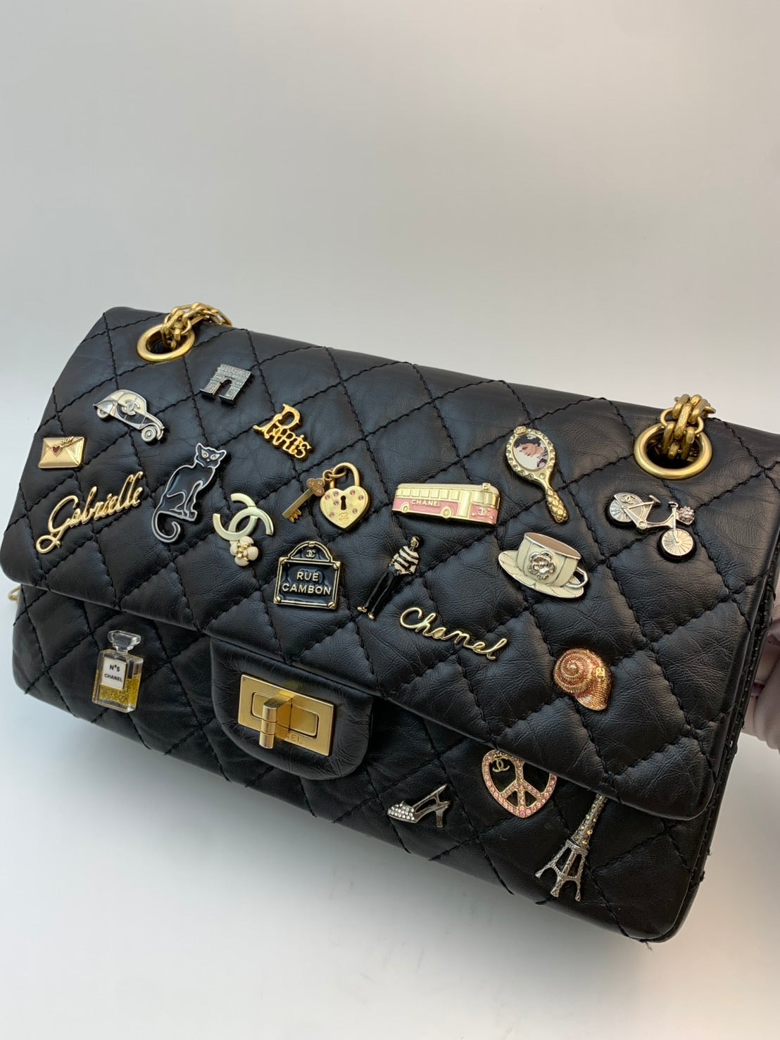 CHANEL 2.55 Reissue 225 Paris Souvenir Pins Flap Bag エイジドカーフスキン ブラック