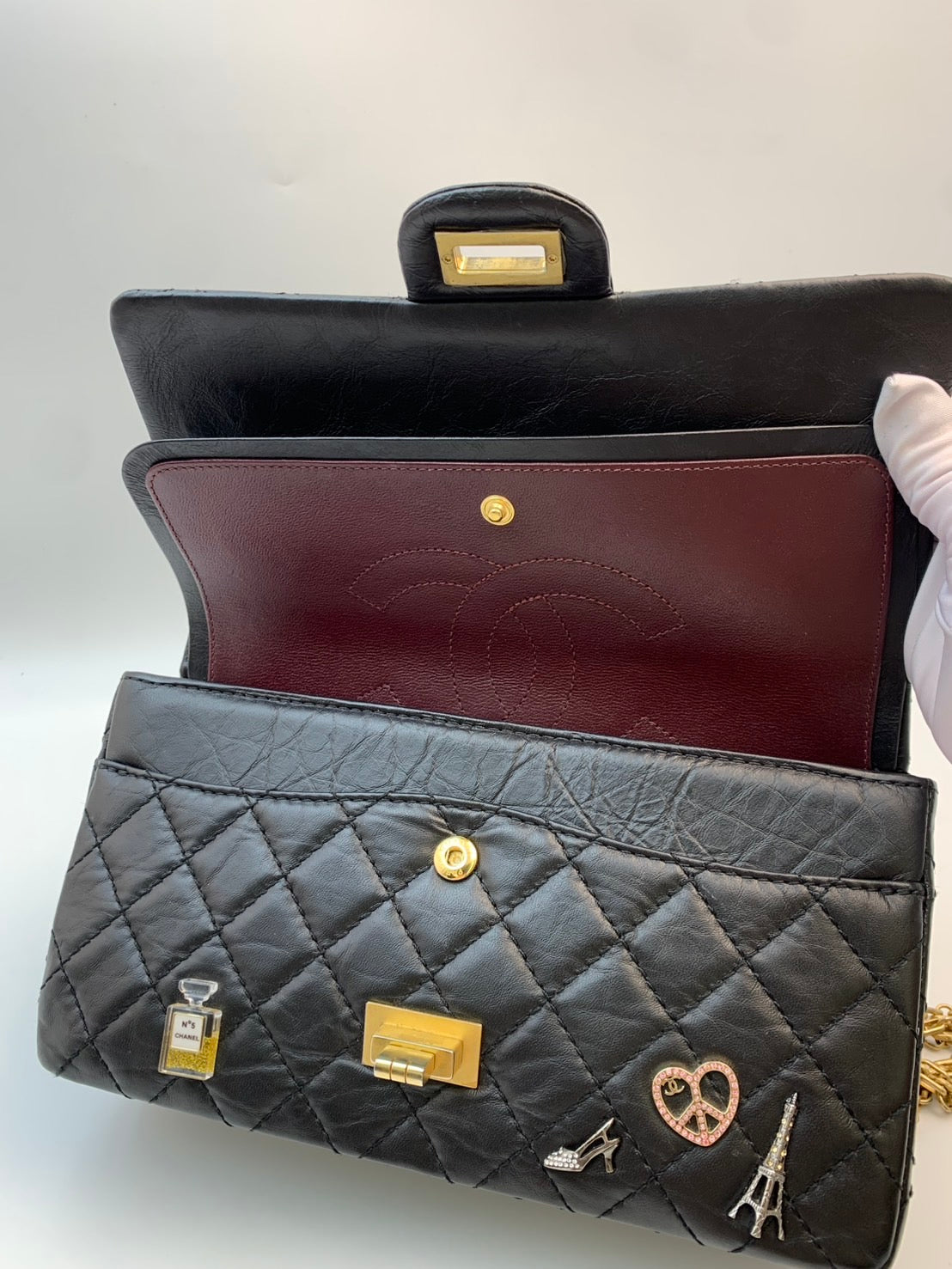 CHANEL 2.55 Reissue 225 Paris Souvenir Pins Flap Bag エイジドカーフスキン ブラック